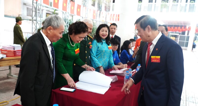 Công tác chuẩn bị sẵn sàng cho bỏ phiếu tại Khu vực bỏ phiếu số 3 phường Ba Đình lúc 6h sáng ngày 15/3, Hà Nội. Ảnh: Thu Hường