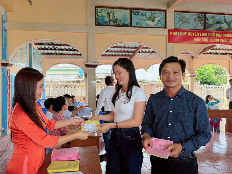 Cử tri tại Đặc khu Phú Quý tham gia bỏ phiếu.