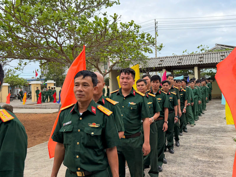 Các cử tri xếp hàng để bỏ phiếu.