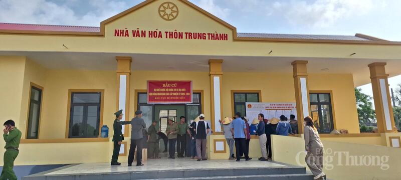 An ninh đảm bảo tại điểm bỏ phiếu ở xã Cam Hồng