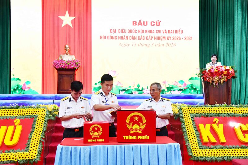 Tổ bầu cử kiểm tra, niêm phong thùng phiếu.