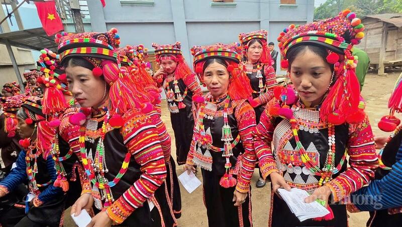 Bà con dân tộc Hà Nhì phấn khởi cầm lá phiếu trên tay.