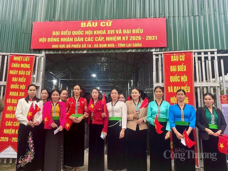 Bà con vùng cao biên giới Lai Châu hoàn thành việc bỏ phiếu với niềm hân hoan, phấn khởi.