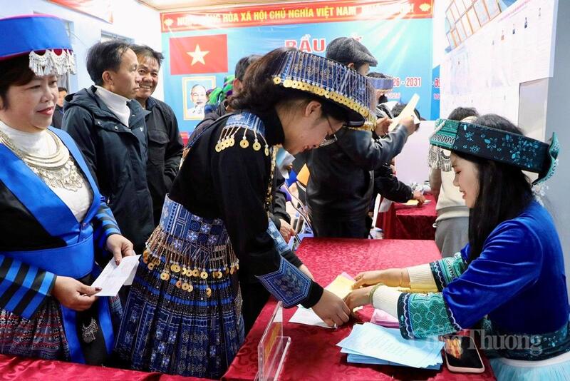 Niềm vui khi các cử tri lần lượt nhận lá phiếu, được gửi gắm tâm tư nguyện vọng.