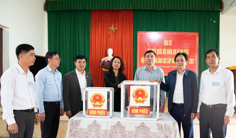 Công tác chuẩn bị tại các khu vực bỏ phiếu trên địa bàn xã Tống Sơn được triển khai chu đáo, trang nghiêm.