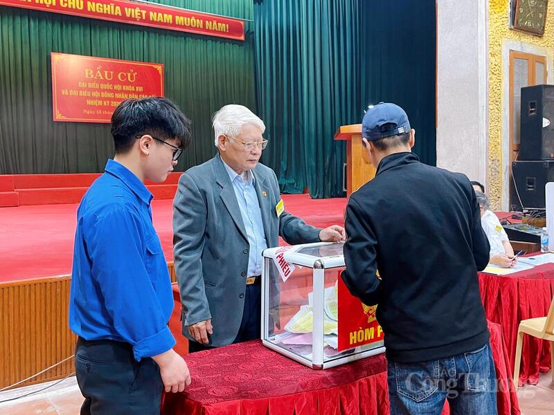 Cử tri phường Thái Bình nô nức đến các khu vực bỏ phiếu từ sáng sớm để thực hiện quyền và nghĩa vụ công dân trong cuộc bầu cử đại biểu Quốc hội và đại biểu Hội đồng nhân dân các cấp.