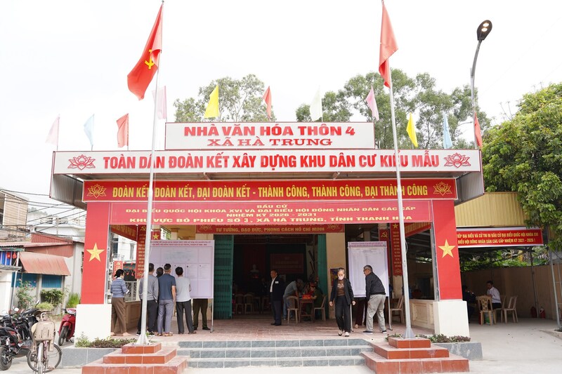 Các bước hướng dẫn được thực hiện rõ ràng, khoa học; lối vào và lối ra được bố trí hợp lý, giúp việc di chuyển của cử tri thuận lợi.