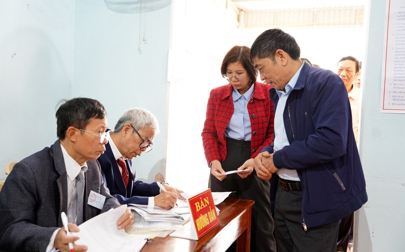 Các bước hướng dẫn được thực hiện rõ ràng, khoa học; lối vào và lối ra được bố trí hợp lý, giúp việc di chuyển của cử tri thuận lợi.