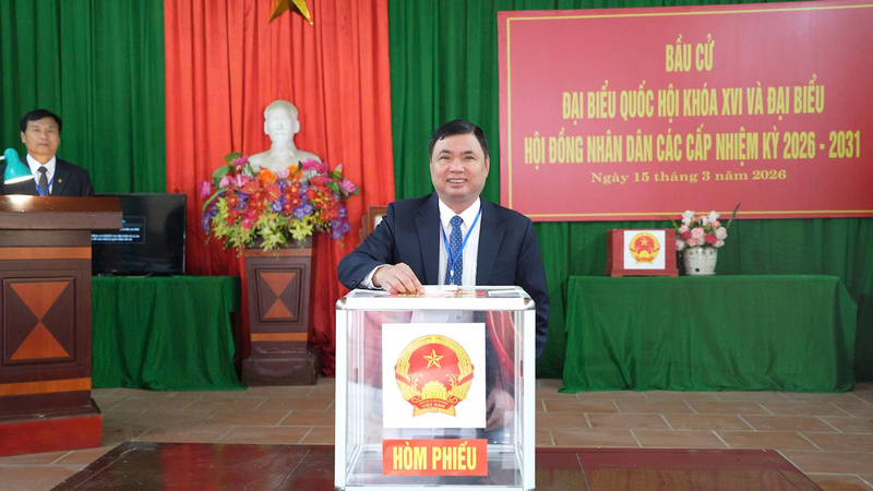 Bí thư Đảng ủy, Chủ tịch HĐND xã Hà Trung Lê Văn Dậu tham gia bầu cử.