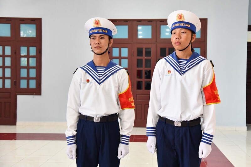 Các chiến sĩ vệ binh thực hiện nhiệm vụ tại khu vực bỏ phiếu.