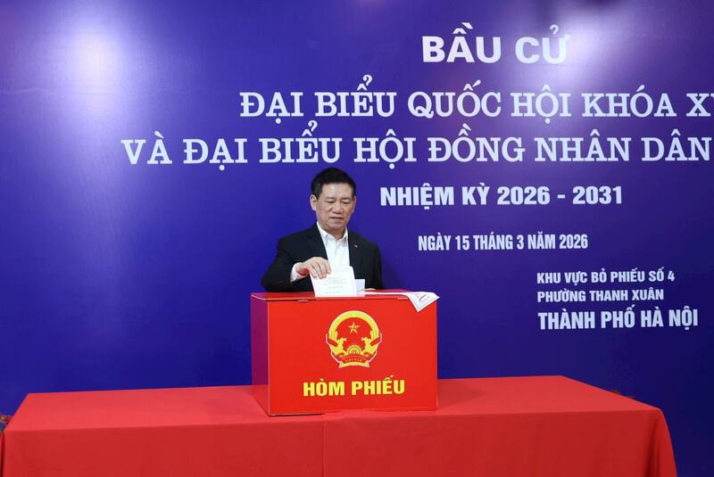 Phó Thủ tướng Chính phủ Hồ Đức Phớc bỏ phiếu tại khu vực bỏ phiếu số 4, phường Thanh Xuân.
