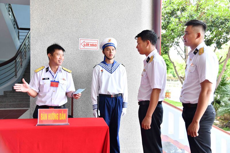 Thành viên Tổ bầu cử hướng dẫn cử tri thực hiện các thủ tục trước khi nhận phiếu bầu.