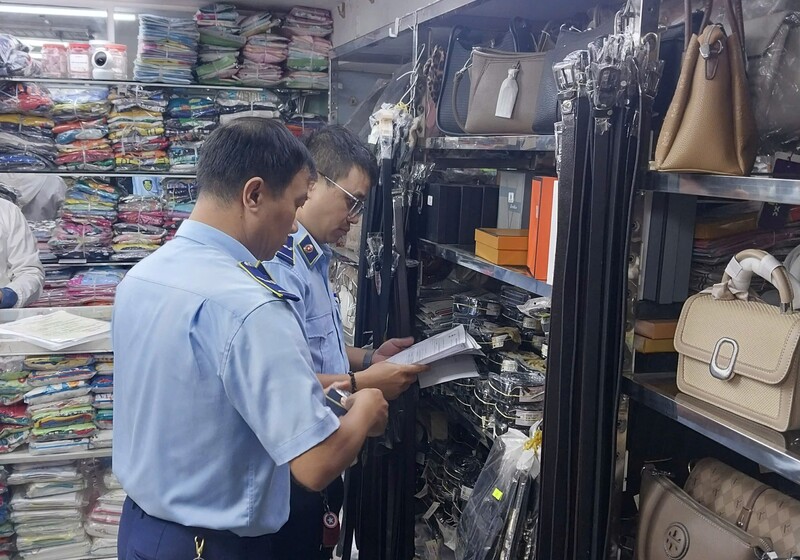 Năm 2025, lực lượng Quản lý thị trường Đà Nẵng đã phát hiện, xử phạt 602 vụ vi phạm, thu nộp ngân sách gần 6,3 tỷ đồng. Ảnh: Bình An