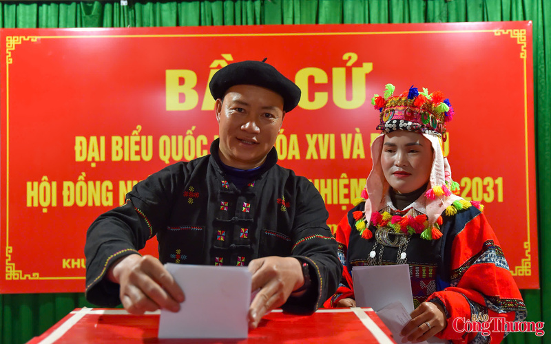 Người dân đi bỏ phiếu bầu cử. Ảnh: Nam Nguyễn