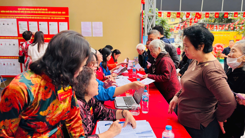 Cử tri phường Ba Đình phấn khởi tham gia ngày hội non sông - 2