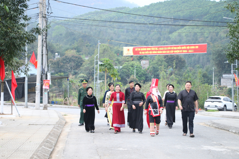Cử tri xã Hoành Mô, tỉnh Quảng Ninh trong không khí rộn ràng đi bầu cử từ sáng sớm. Ảnh: CTV