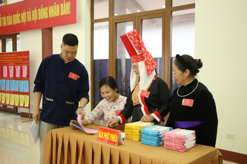 Cử tri tỉnh Quảng Ninh tham gia bầu cử thực hiện quyền và nghĩa vụ của công dân. Ảnh: CTV