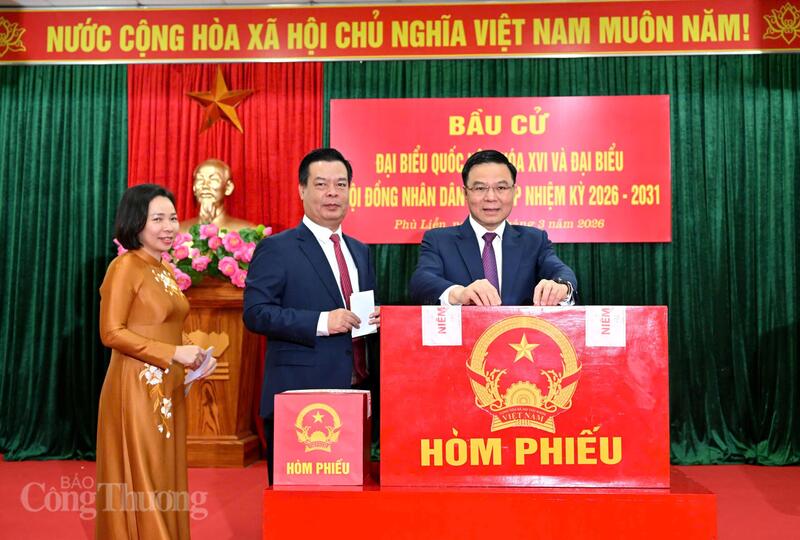 Quyền Bộ trưởng Bộ Công Thương Lê Mạnh Hùng thực hiện bỏ phiếu tại Tổ bầu cử số 3 thuộc đơn vị bầu cử số 1, phường Phù Liễn.