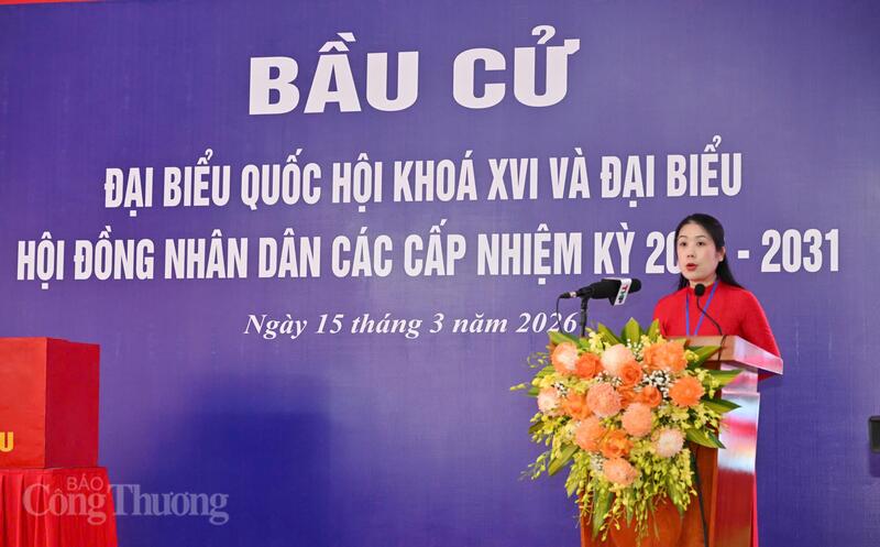 Bà Đỗ Thị Thu Trang, Tổ trưởng Tổ bầu cử số 3. Ảnh: Cấn Dũng