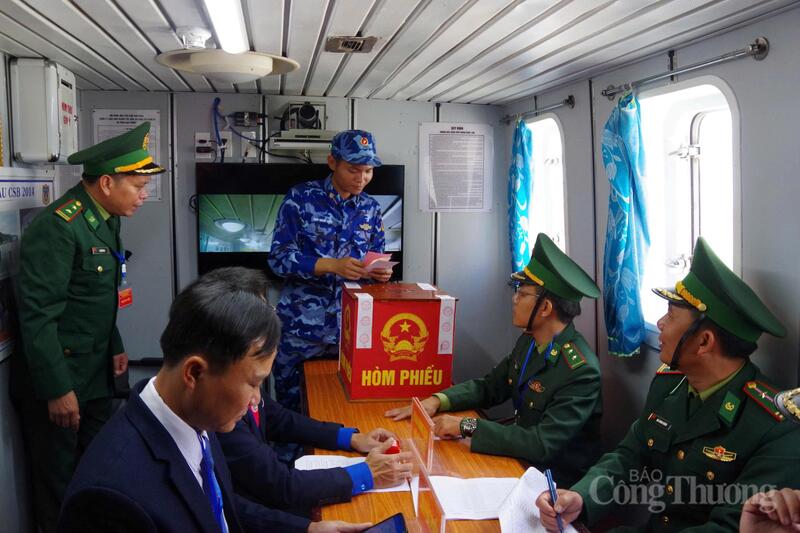 Các cán bộ, chiến sĩ tàu Cảnh sát biển 2014 bỏ phiếu ngay trên tàu.