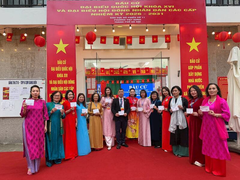 Cử tri nữ phường Việt Hưng trong tà áo dài truyền thống đi bầu cử.