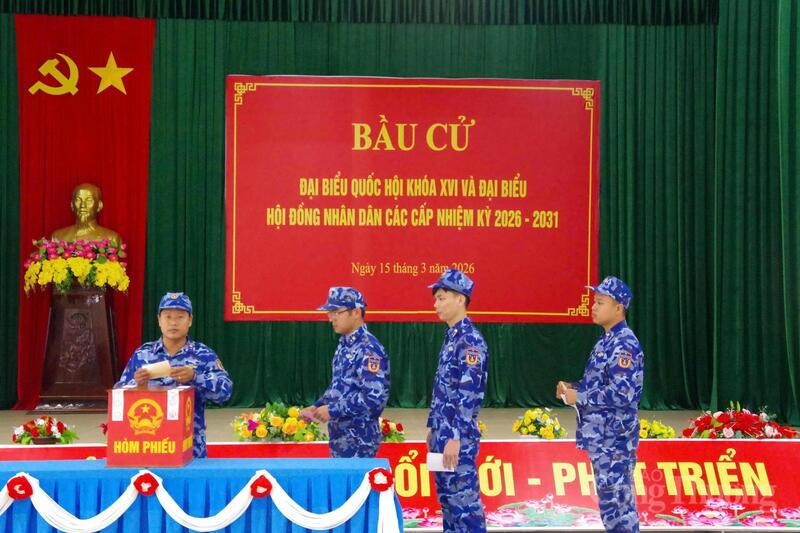Các cán bộ chiến sĩ Hải đội 212 tham gia bỏ phiếu tại Đặc khu Cồn Cỏ (tỉnh Quảng Trị).