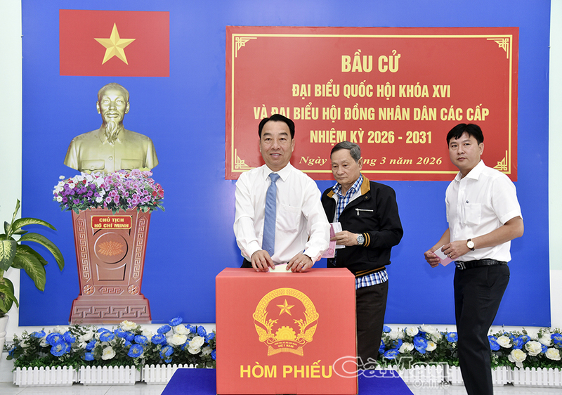 Cùng thời điểm trên, Chủ tịch UBND tỉnh Cà Mau Lữ Quang Ngời dự lễ khai mạc và bỏ phiếu tại Khu vực bỏ phiếu số 5, phường Bạc Liêu. Ảnh: Báo Cà Mau