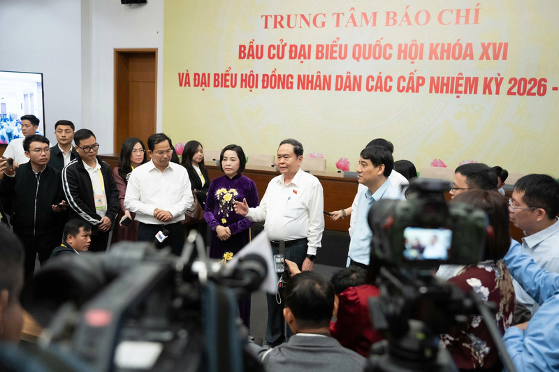 Chủ tịch Quốc hội, Chủ tịch Hội đồng bầu cử quốc gia Trần Thanh Mẫn trao đổi với báo chí trưa ngày 15/3. Ảnh: Thu Hường