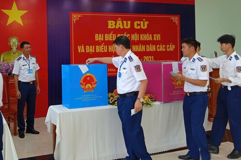 Cử tri Hải đoàn 32, Bộ Tư lệnh Vùng Cảnh sát biển 3 tham gia bầu cử. Ảnh: Đức Định