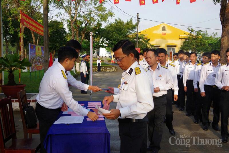 Cử tri Vùng 3 Hải quân thực hiện quyền bầu cử