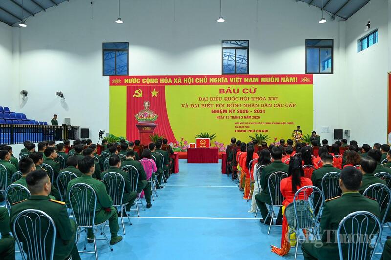 Công tác quán triệt trước khi bỏ phiếu tại Khu vực bỏ phiếu số 7 (Binh chủng Đặc Công), xã Nam Phú, TP Hà Nội