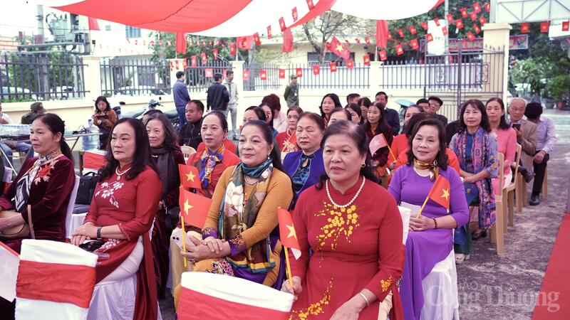 Ngay từ sáng sớm, nhiều cử tri tại phường Trần Lãm, tỉnh Hưng Yên đã rất phấn khởi, hăng hái có mặt tại đơn vị bầu cử số 2 để tìm hiểu về tiểu sử, chương trình hành động của các ứng cử viên.