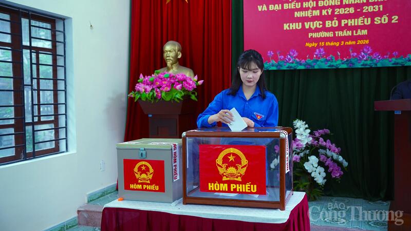 Em Trần Thanh Bình lần đầu tiên được cầm lá phiếu đi bầu cử.