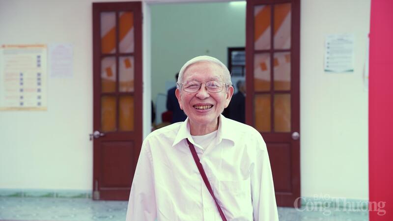 Ông Đinh Văn Ngân bày tỏ niềm phấn khởi khi được trực tiếp tham gia bầu cử.