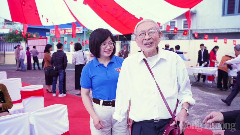 Lực lượng đoàn viên thanh niên phường Trần Lãm, tỉnh Hưng Yên có mặt từ sớm để hỗ trợ cử tri tại khu vực bỏ phiếu.