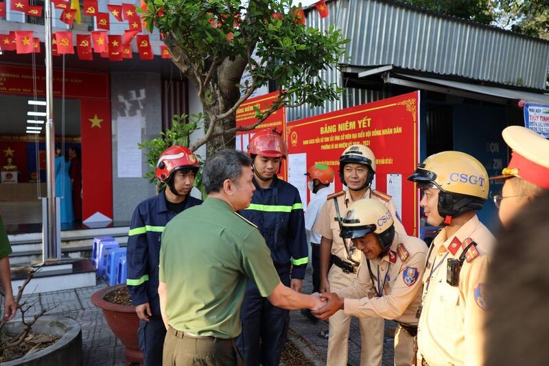 Thiếu tướng Tạ Văn Đẹp, Ủy viên Ban Thường vụ Thành ủy, Phó Bí thư Đảng ủy, Phó Giám đốc Công an TP. Hồ Chí Minh các lực lượng tham gia bảo vệ điểm bỏ phiếu