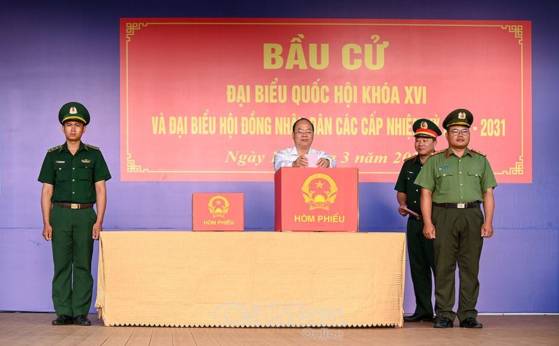 Bí thư Tỉnh ủy Cà Mau Nguyễn Hồ Hải thực hiện quyền và nghĩa vụ công dân, bỏ lá phiếu bầu cử tại Đơn vị bầu cử số 3, Khu vực bỏ phiếu số 9, xã Đất Mũi. Ảnh: Báo Cà Mau