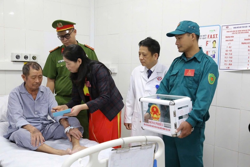 Người bệnh thực hiện quyền và nghĩa vụ công dân, bỏ phiếu ngay trên giường bệnh tại Bệnh viên Đa khoa tỉnh Quảng Ninh. Ảnh: QN