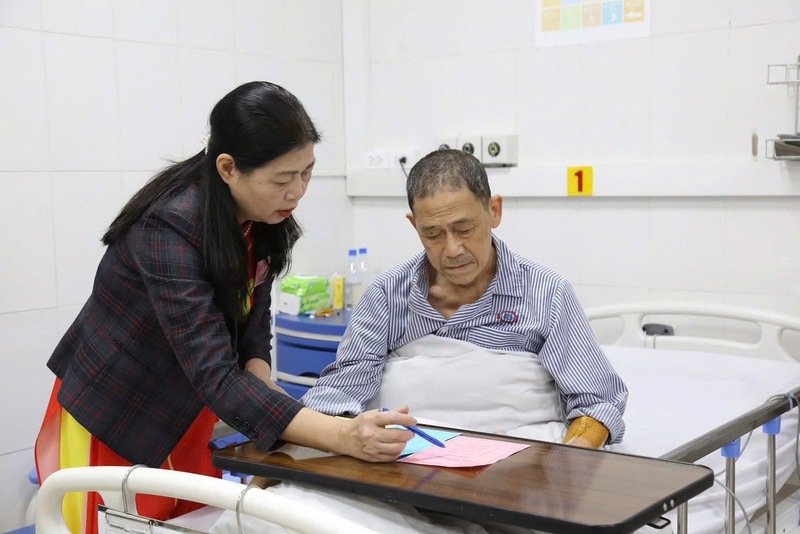 Quảng Ninh: Hòm phiếu lưu động được chuyển tới người bệnh và y, bác sĩ - 2