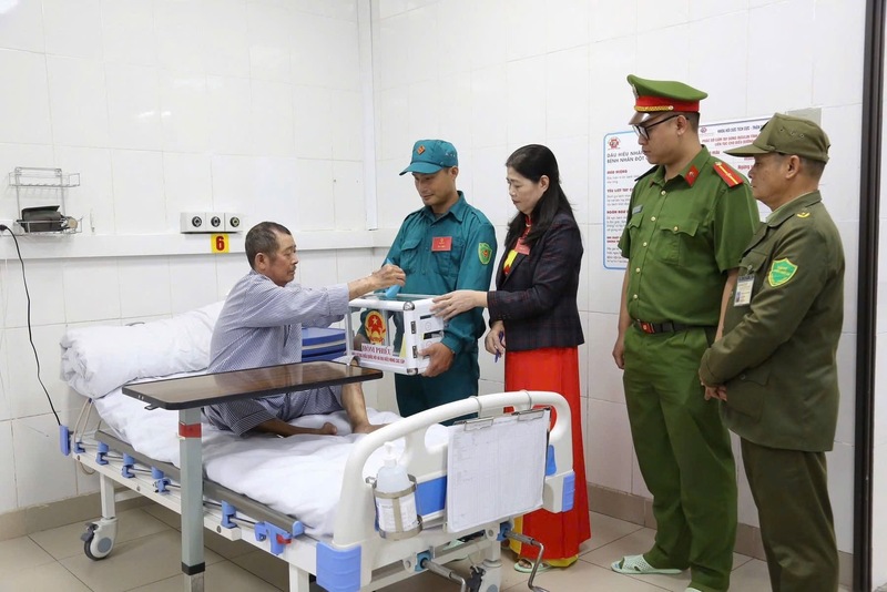 Quảng Ninh: Hòm phiếu lưu động được chuyển tới người bệnh và y, bác sĩ - 3