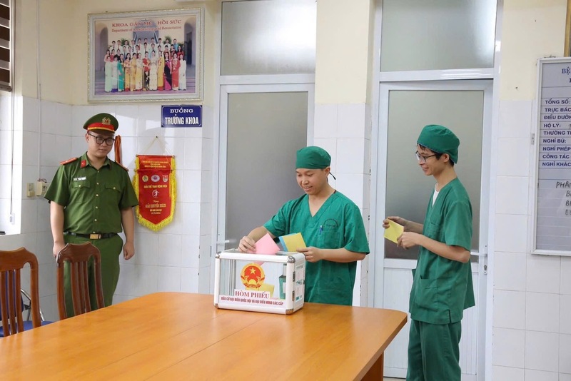 Đội ngũ cán bộ, y bác sĩ tại Bệnh viện Đa khoa tỉnh Quảng Ninh thực hiện bỏ phiếu qua hòm phiếu lưu động. Ảnh: QN