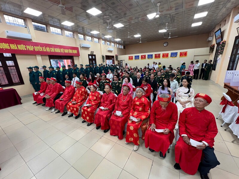 Lễ khai mạc trang trọng tại khu vực bỏ phiếu số 2 có sự tham gia của lãnh đạo phường và các cử tri.