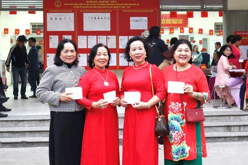 Các cử tri hào hứng sau khi hoàn thành bỏ phiếu.