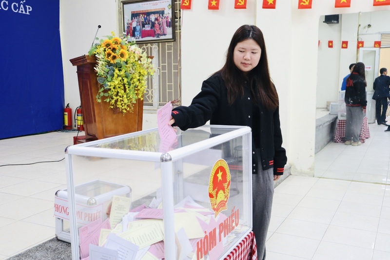 Nguyễn Khánh Linh, cử tri trẻ hào hứng lần đầu tham gia bầu cử. Ảnh: Phương Trang