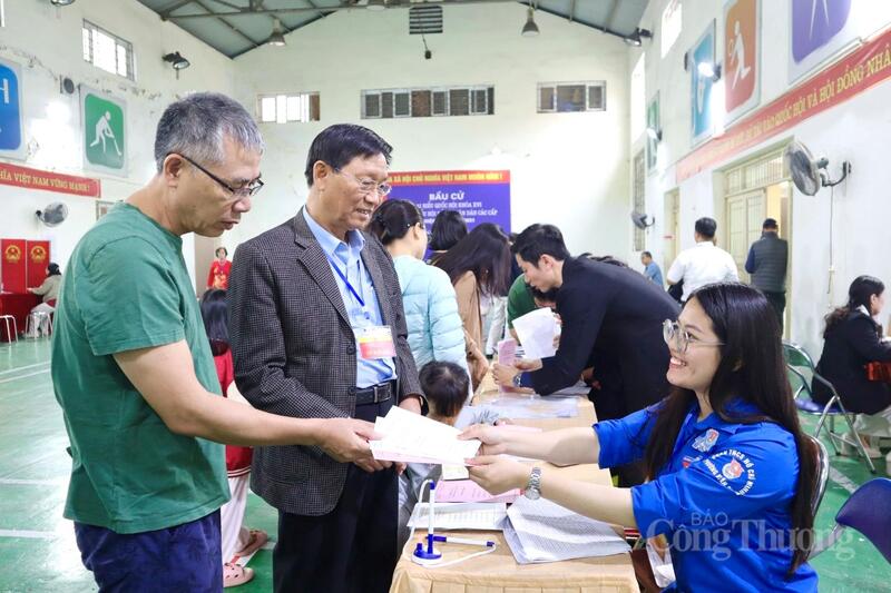 Các cử tri tham gia bỏ phiếu tại các điểm bầu cử. Ảnh: Phương Trang