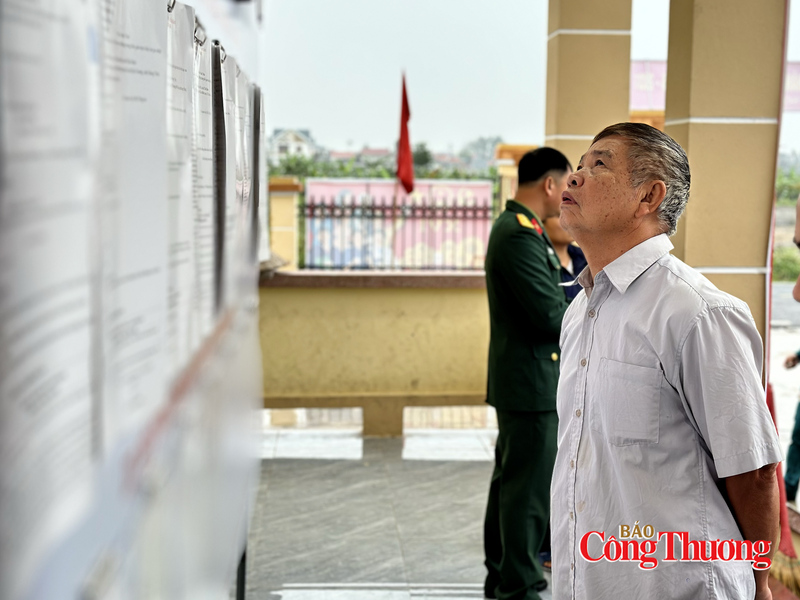 Trước giờ bỏ phiếu, cử tri kiểm tra lại thông tin người ứng cử.