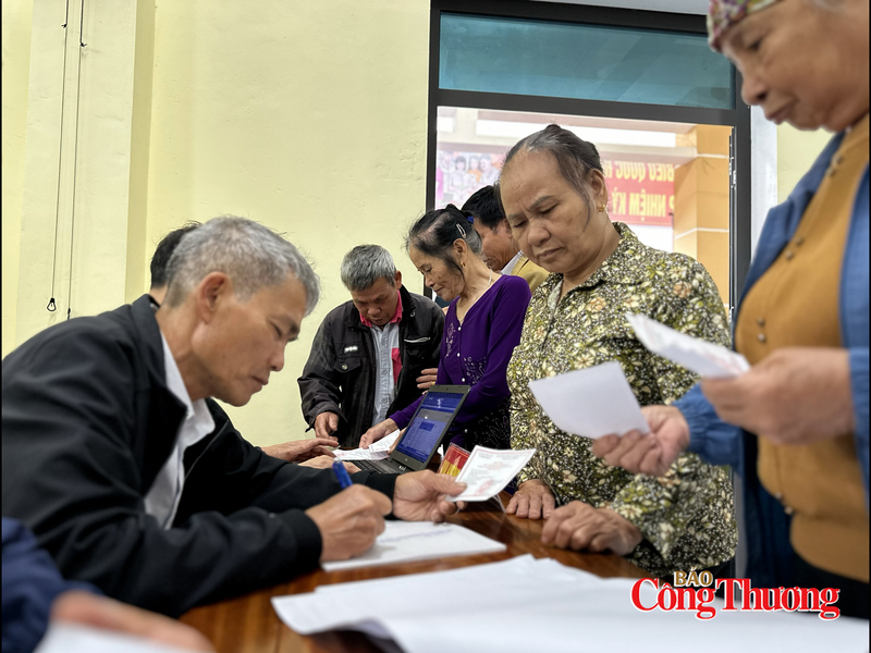 Ngay từ sáng sớm, đông đảo cử tri đã có mặt để thực hiện quyền và nghĩa vụ công dân trong ngày bầu cử.