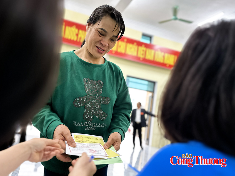 Thành viên tổ bầu cử hướng dẫn quy trình để cử tri tiến hành bầu cử thuận lợi.