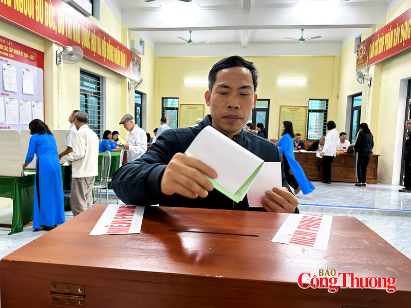 Cử tri tham gia bỏ phiếu với tinh thần trách nhiệm cao, góp phần lựa chọn những đại biểu tiêu biểu, đủ tài, đủ đức để phục vụ Nhân dân.