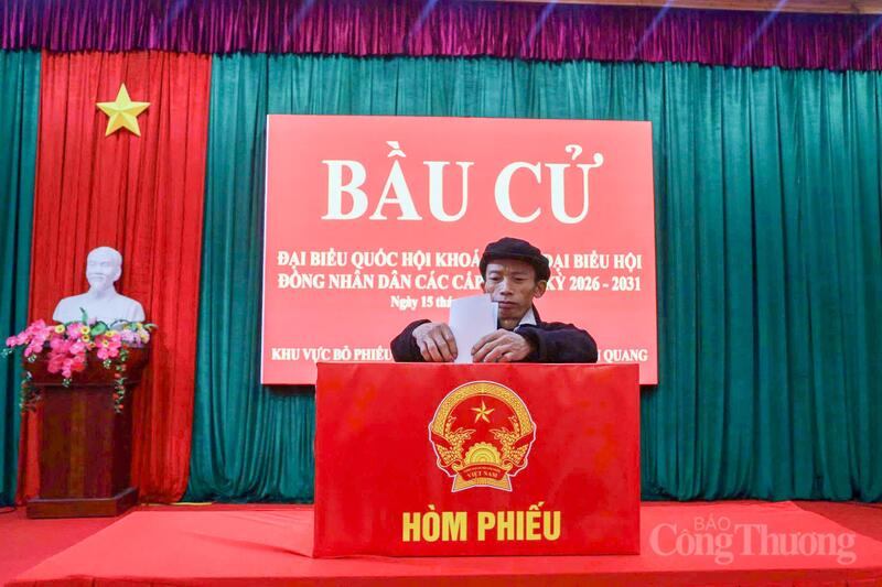 Cử tri Lũng Cú đội mưa tham gia bầu cử - 13